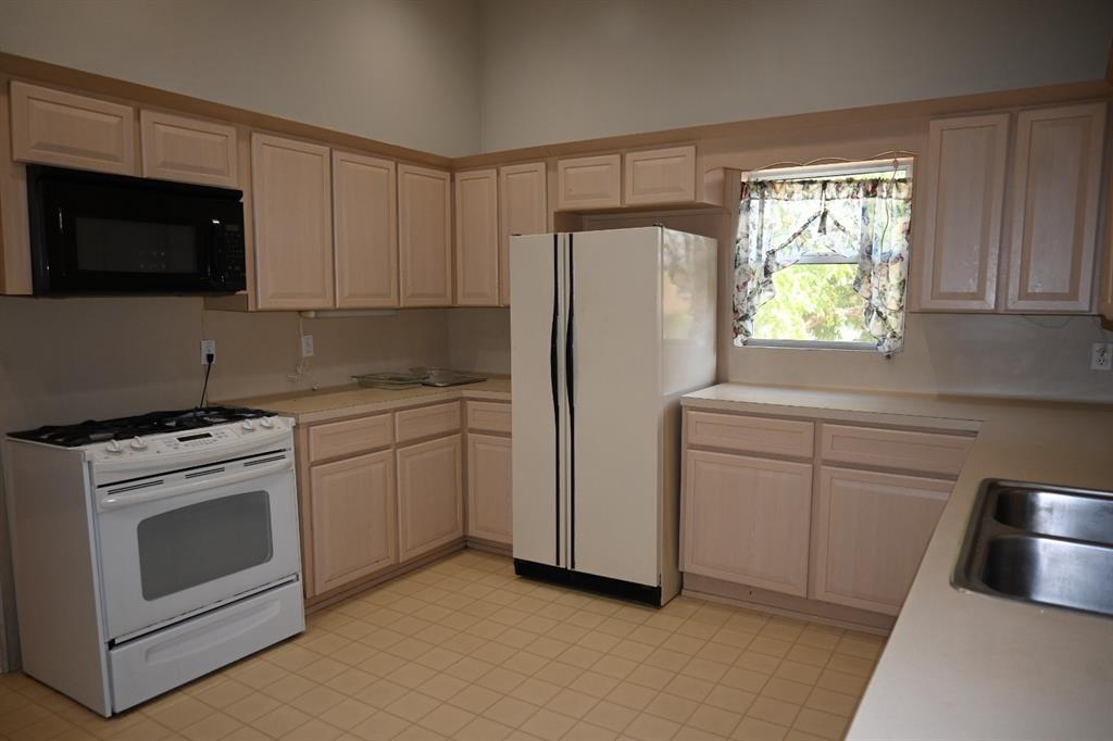 419 S Avenue C Property Photo 4