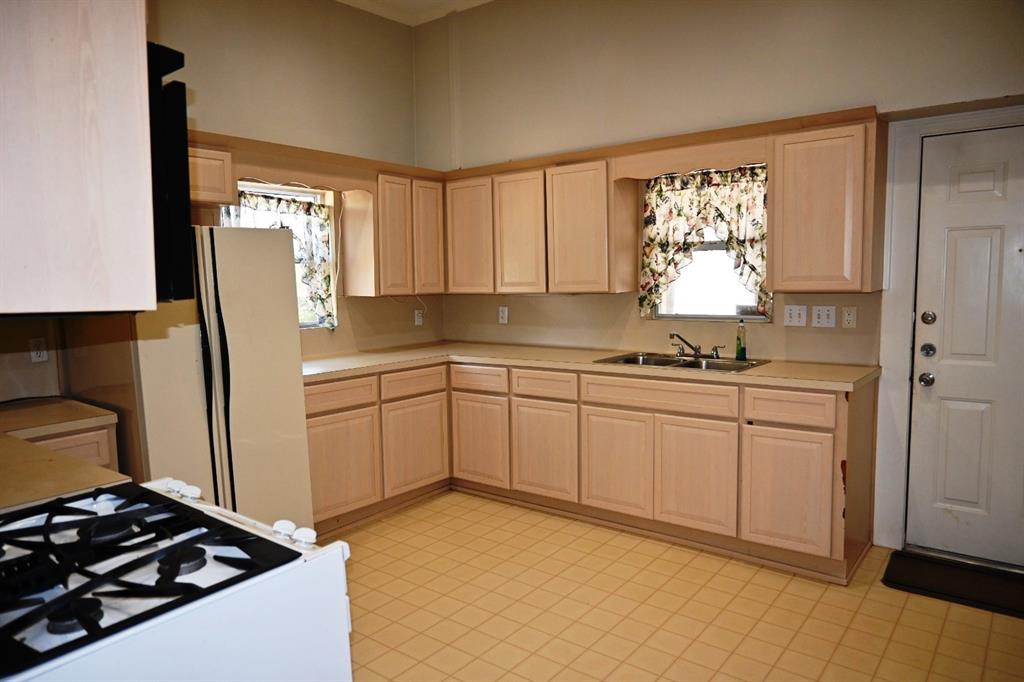 419 S Avenue C Property Photo 5