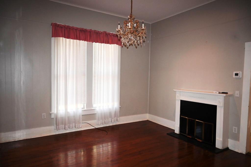 419 S Avenue C Property Photo 6
