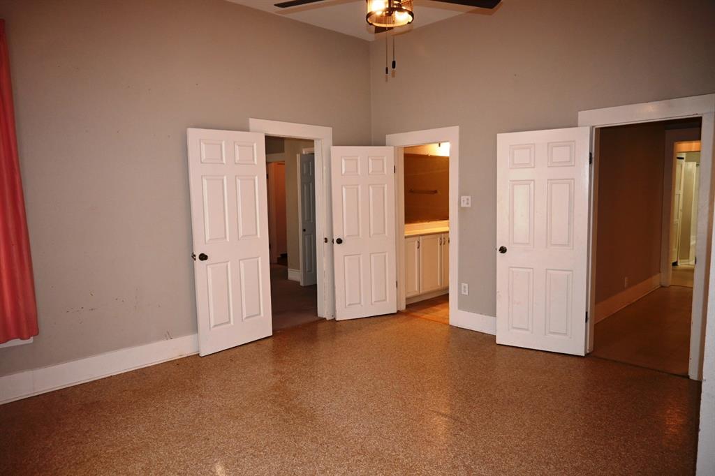 419 S Avenue C Property Photo 8