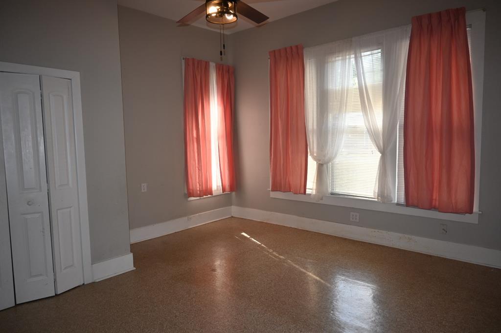 419 S Avenue C Property Photo 11