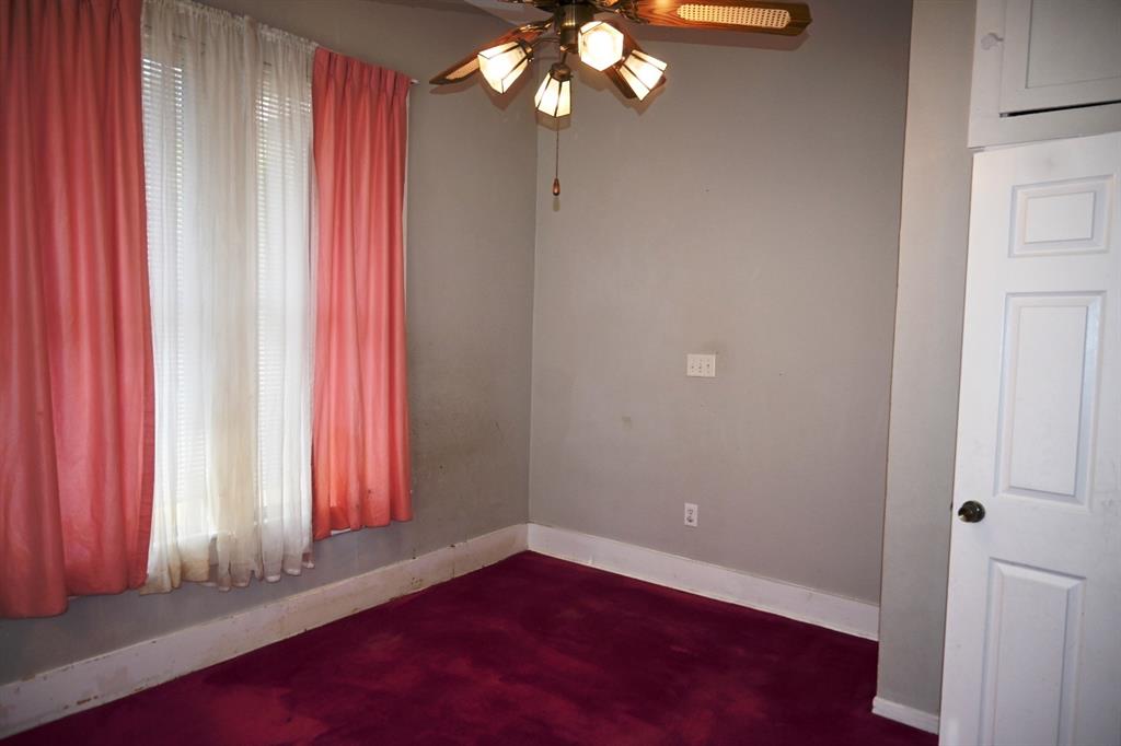 419 S Avenue C Property Photo 14