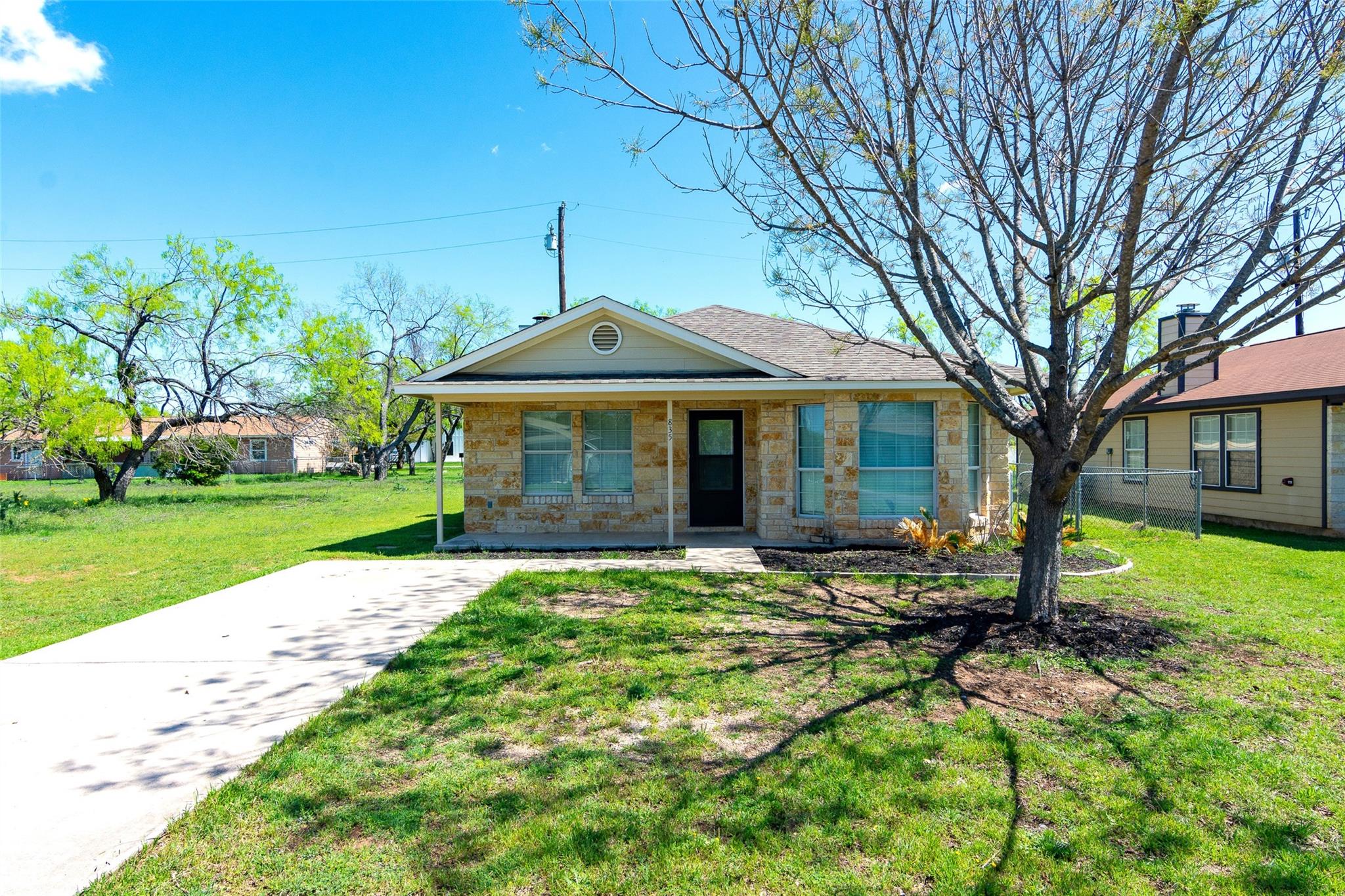 835 Pecan Ln Property Photo