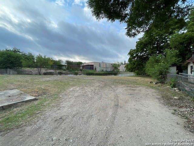 310 Uvalde St Property Photo 3