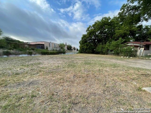 310 Uvalde St Property Photo 4