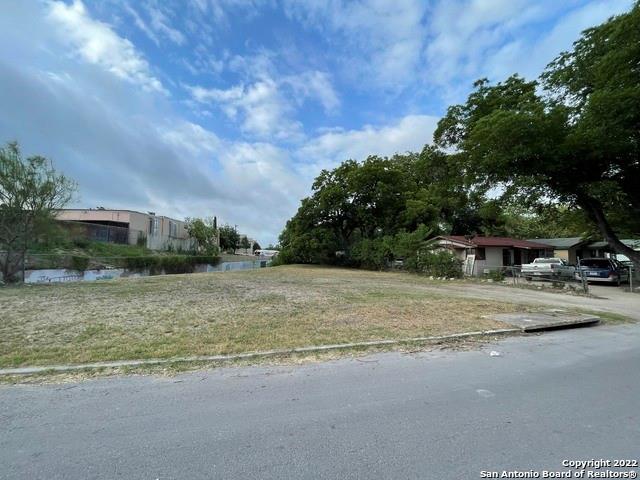 310 Uvalde St Property Photo 5