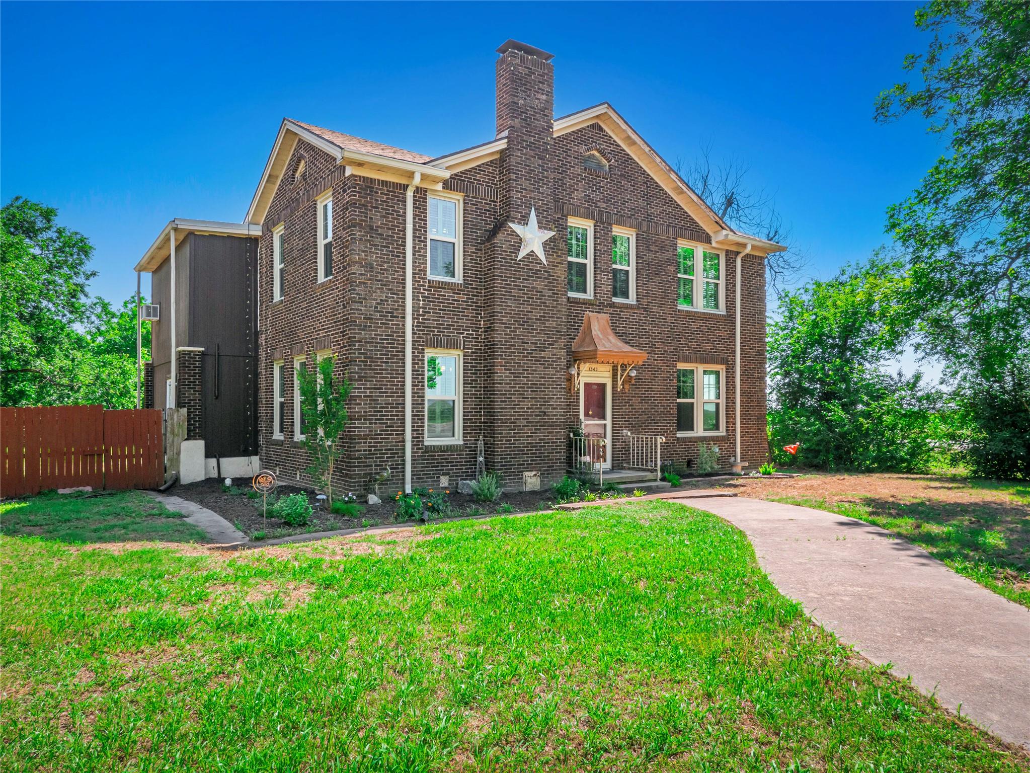 1543 W Clark St Property Photo 3