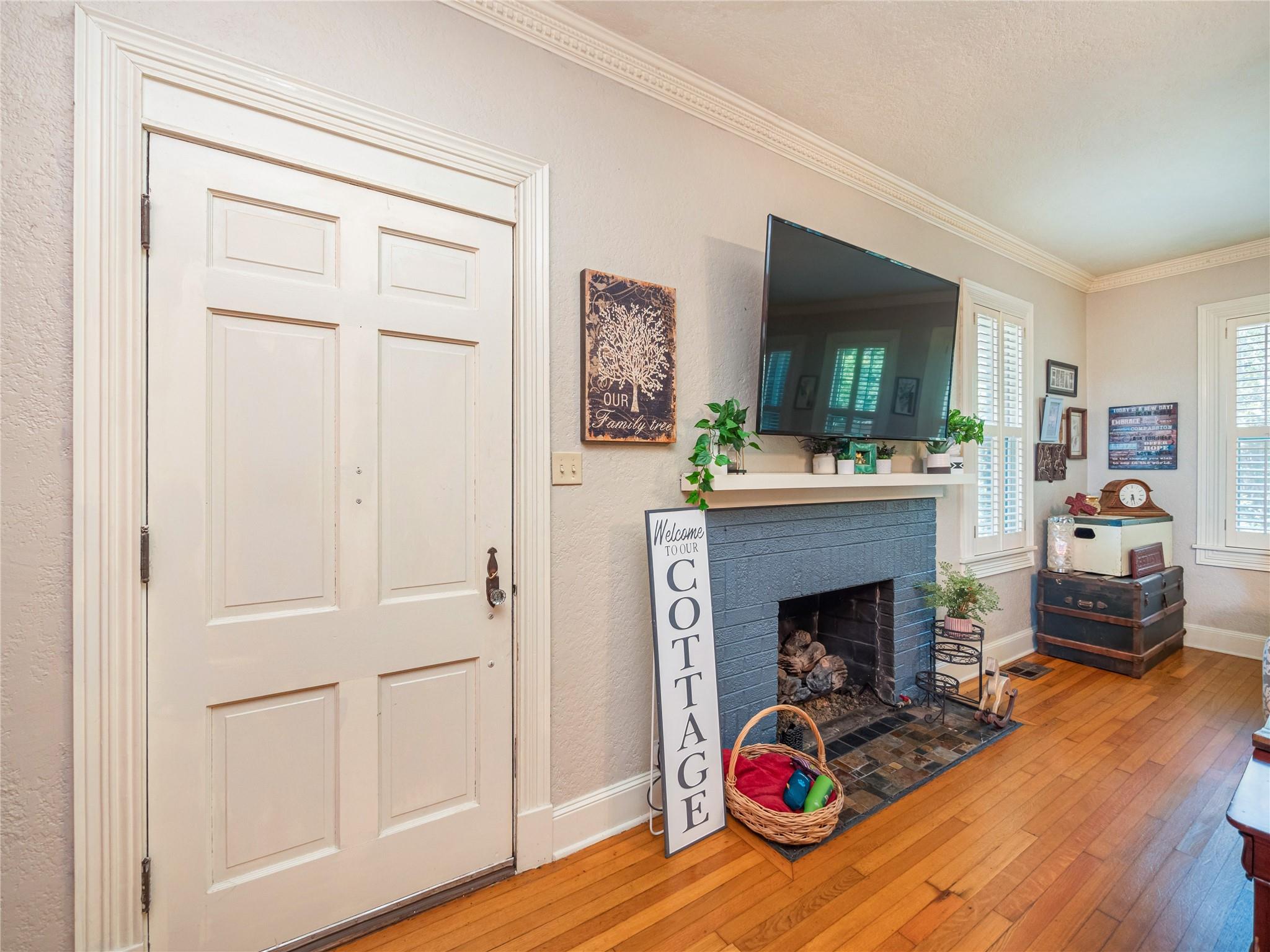 1543 W Clark St Property Photo 4