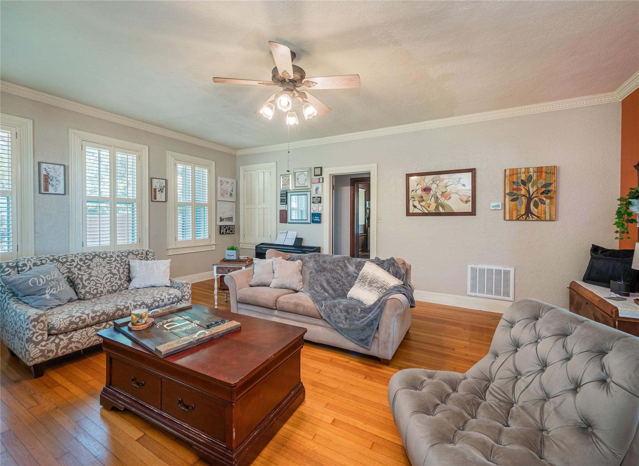 1543 W Clark St Property Photo 6