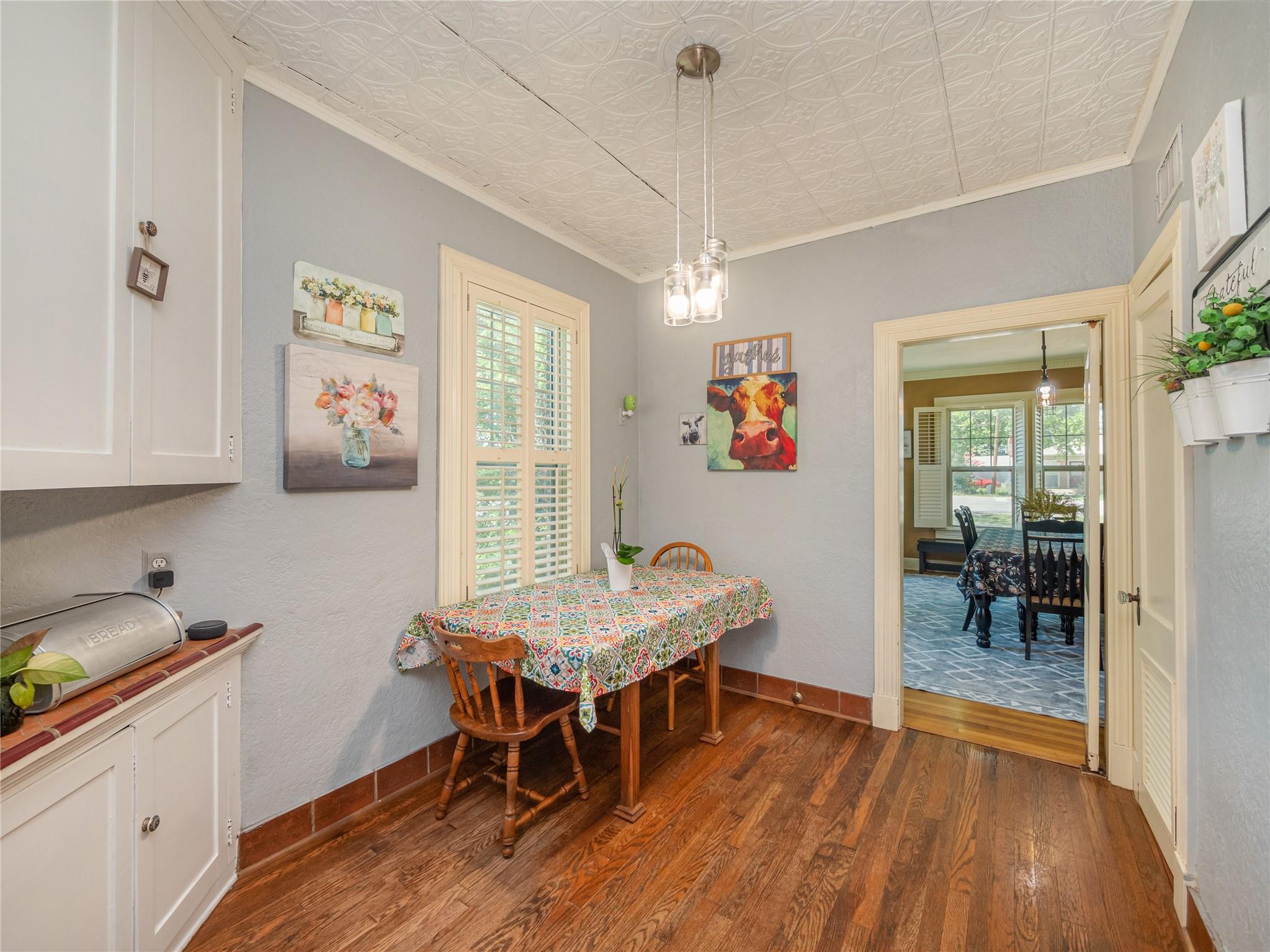 1543 W Clark St Property Photo 8