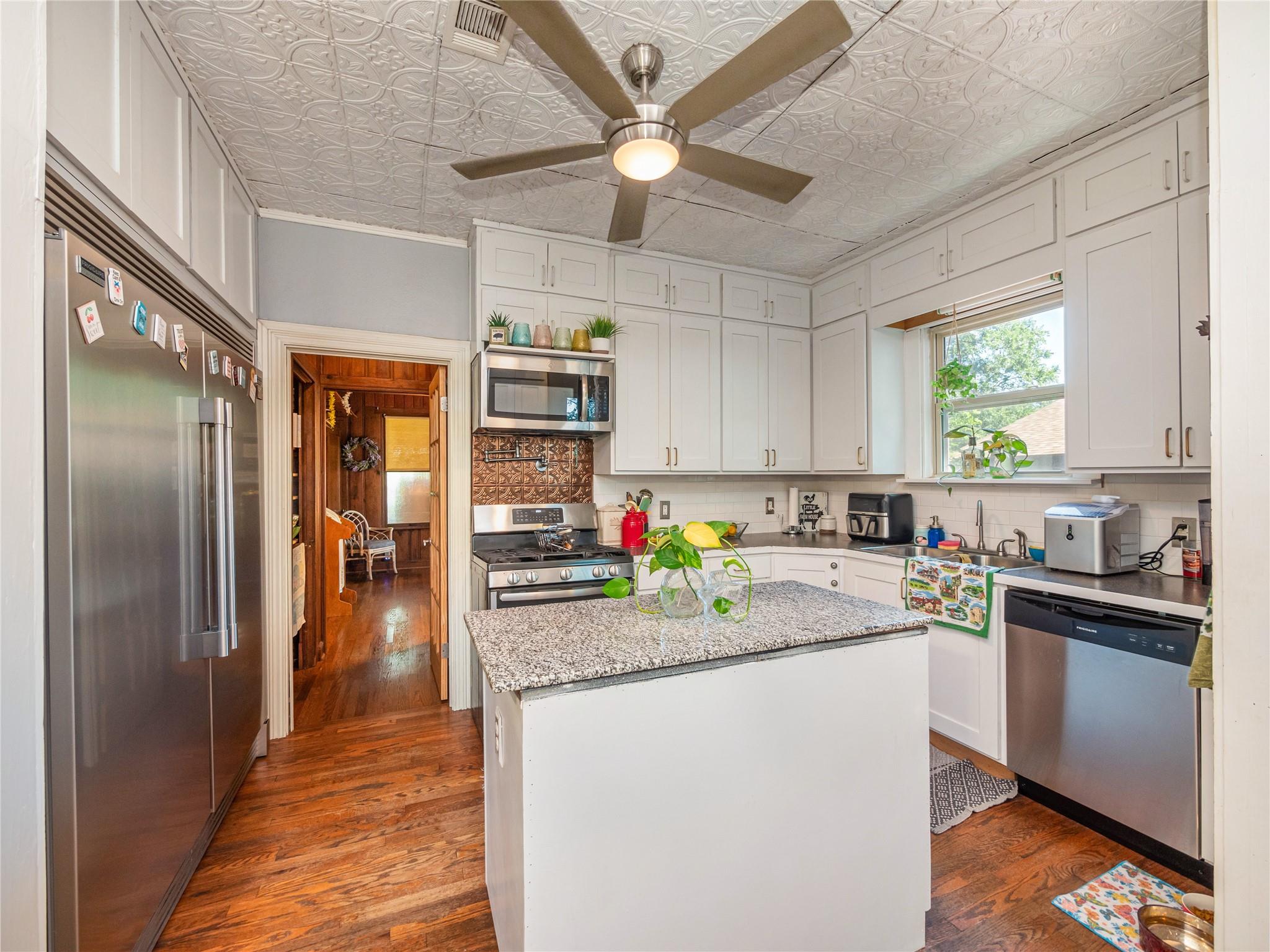 1543 W Clark St Property Photo 9