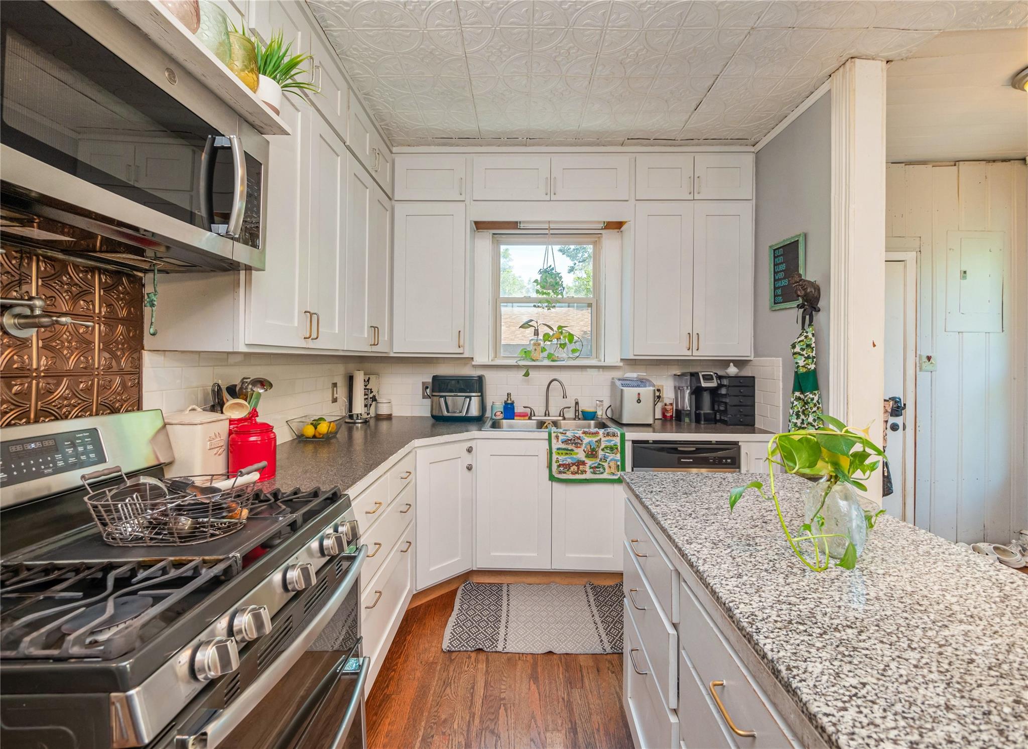 1543 W Clark St Property Photo 10