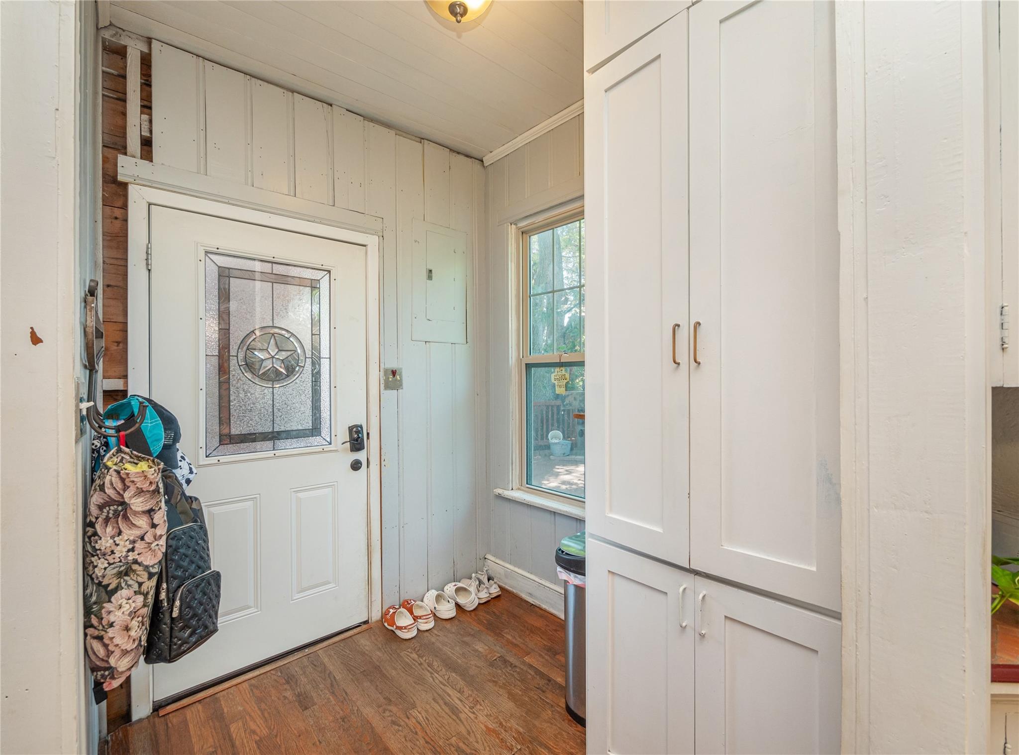 1543 W Clark St Property Photo 12
