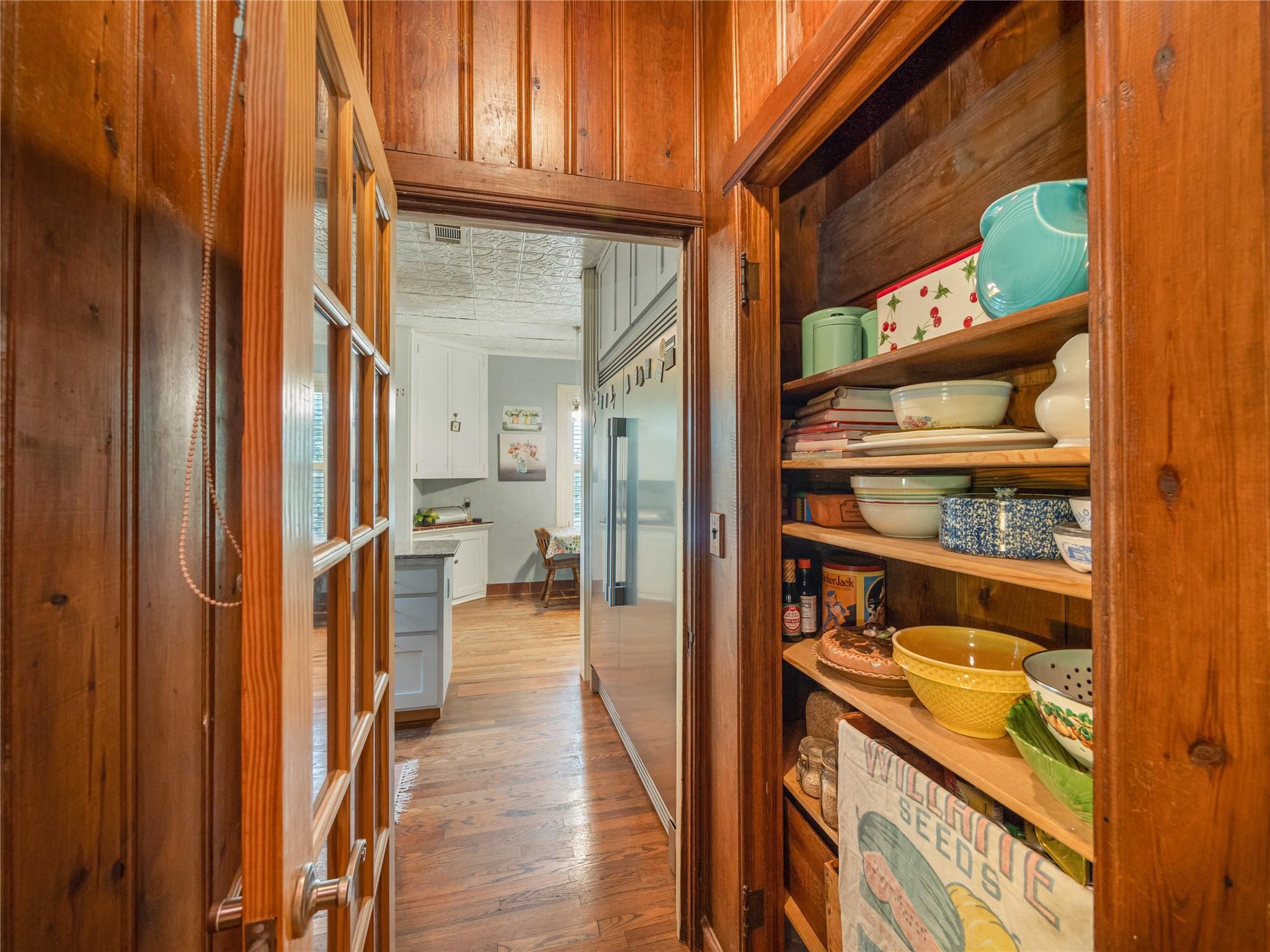 1543 W Clark St Property Photo 13