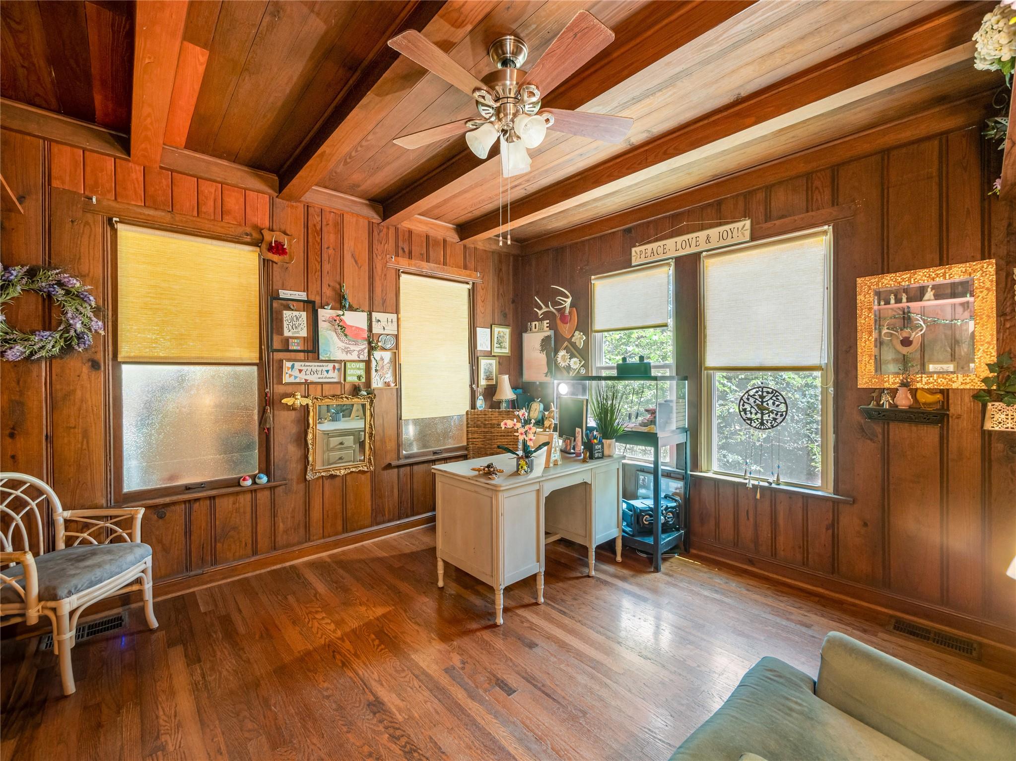 1543 W Clark St Property Photo 14