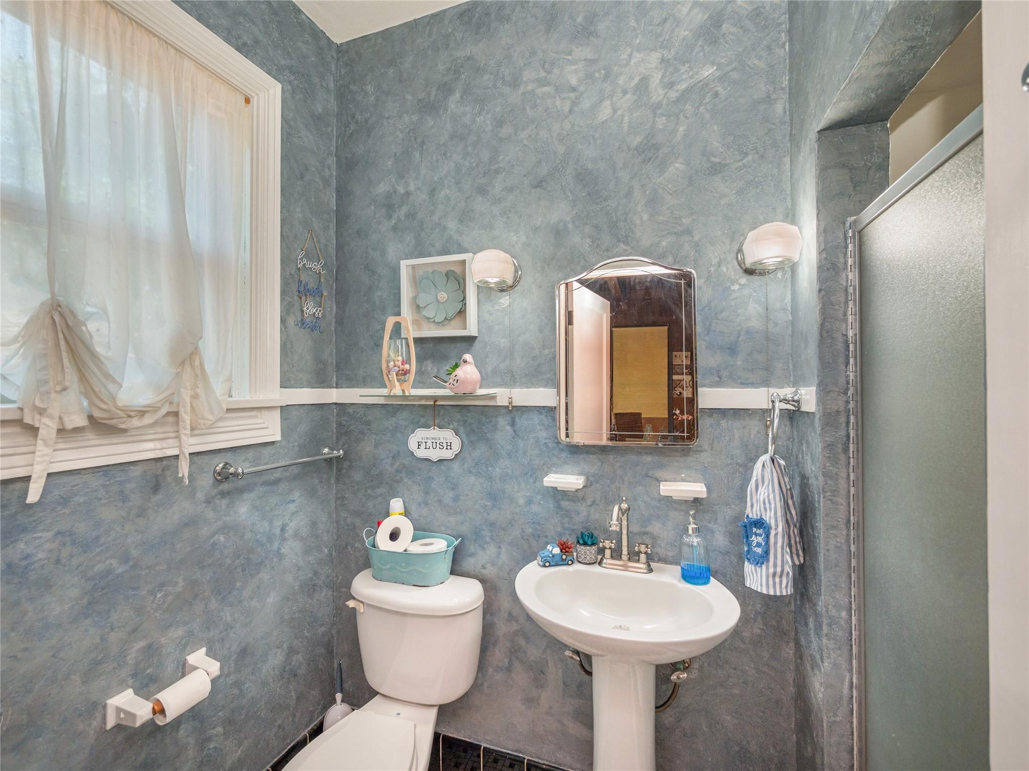 1543 W Clark St Property Photo 15