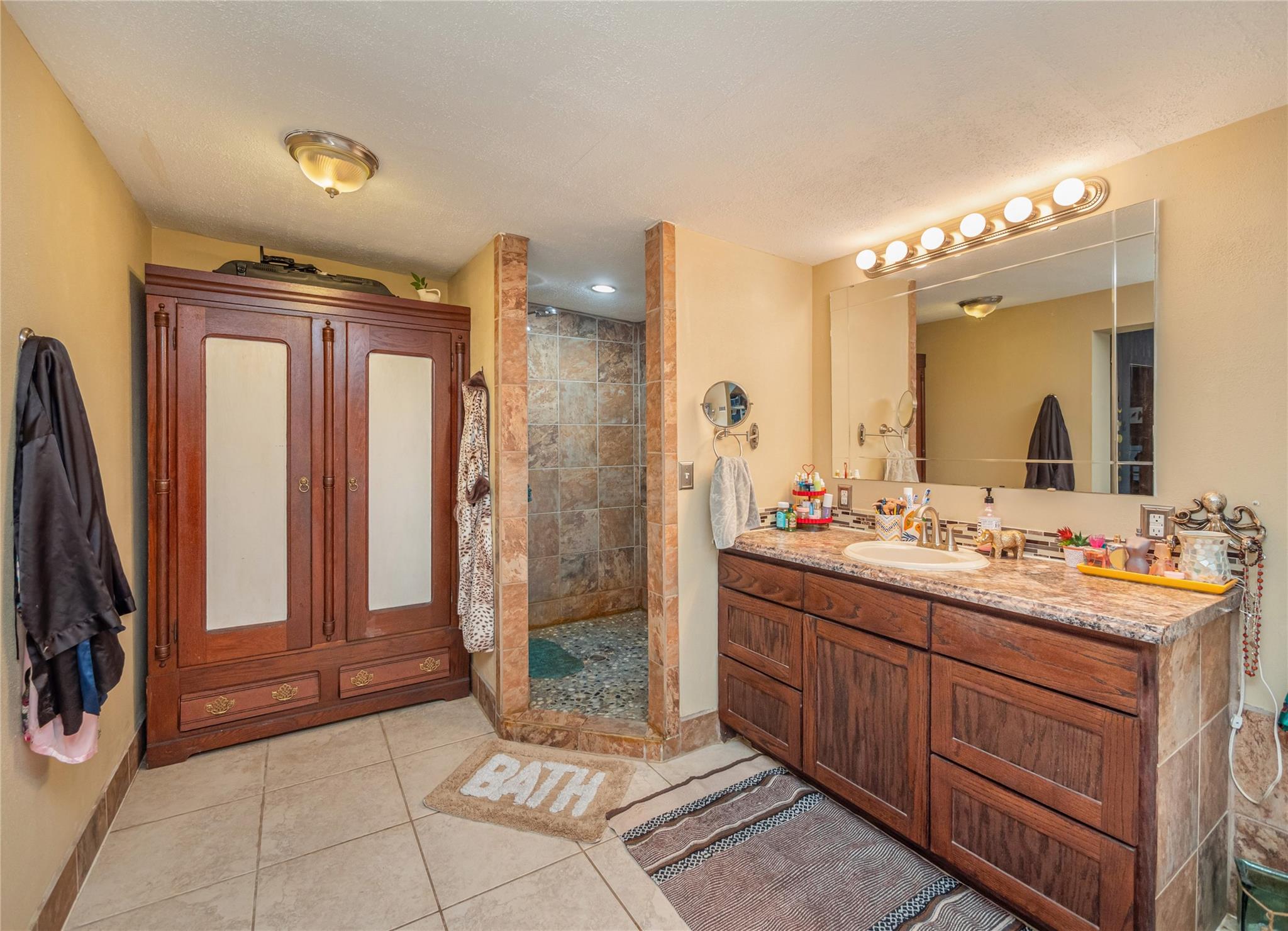 1543 W Clark St Property Photo 21