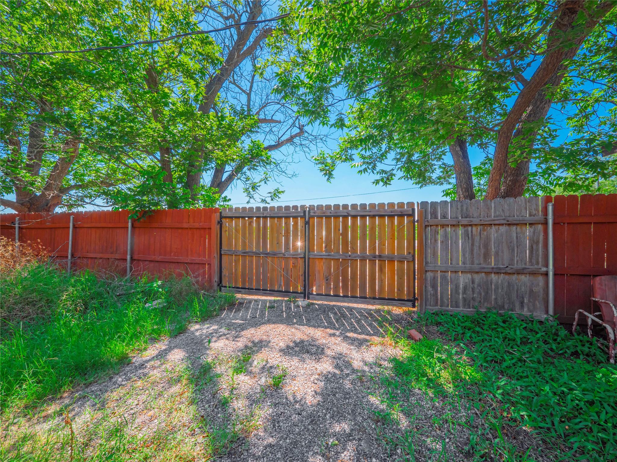 1543 W Clark St Property Photo 34
