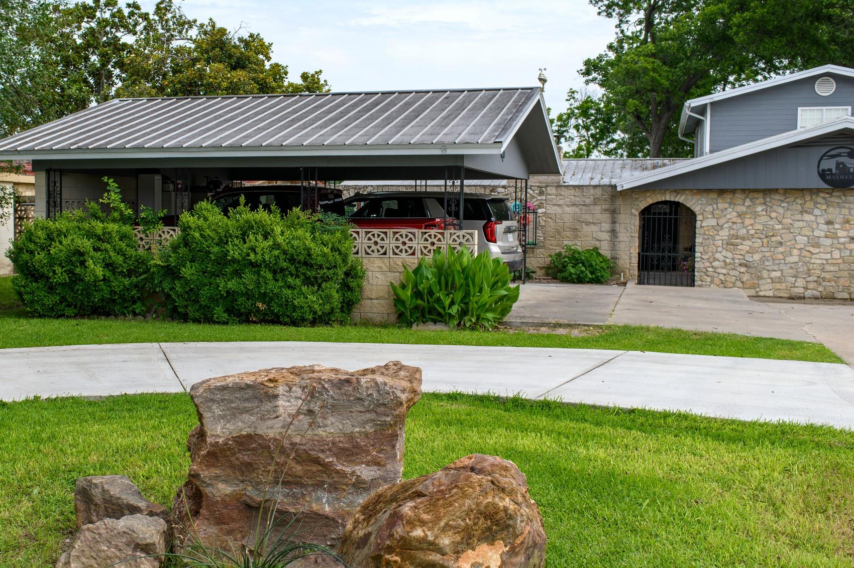 1912 Bluebonnet Ln Property Photo 2