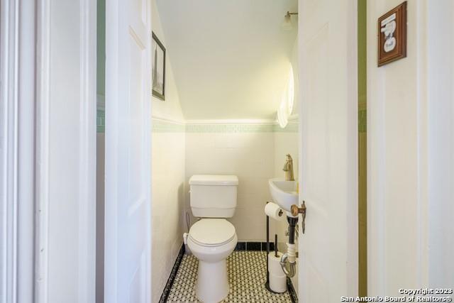 2102 W Kings Highway Property Photo 3