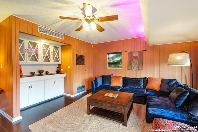 2102 W Kings Highway Property Photo 15