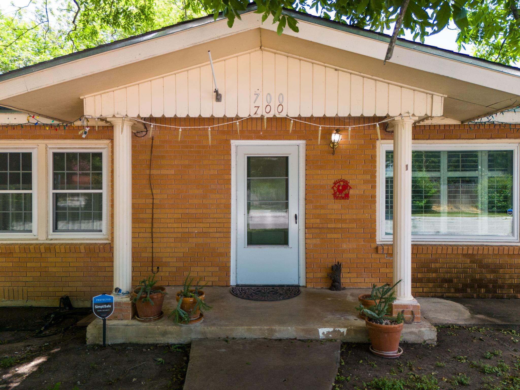 700 Lewis Dr Property Photo 3