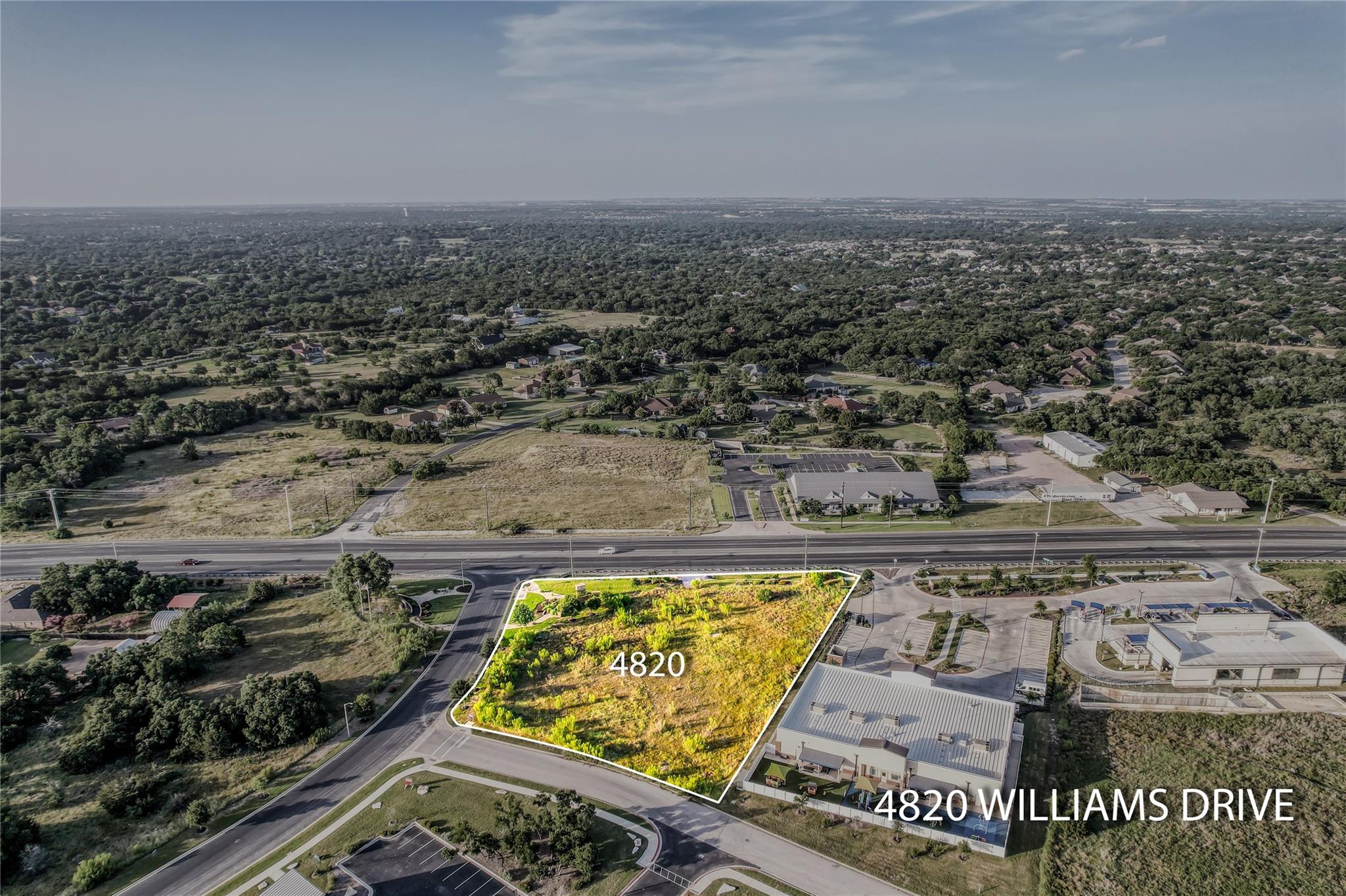 4820 Williams Dr Property Photo 3