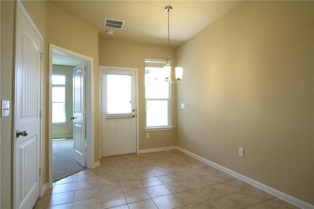 405 Crater Lake Dr Property Photo 7
