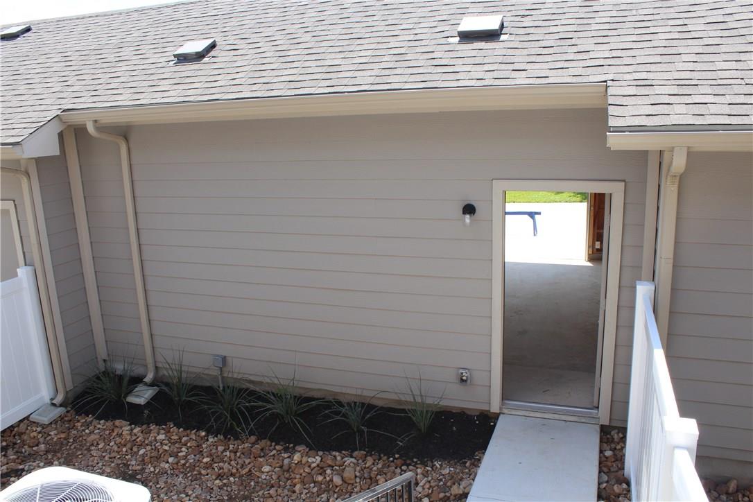 405 Crater Lake Dr Property Photo 17
