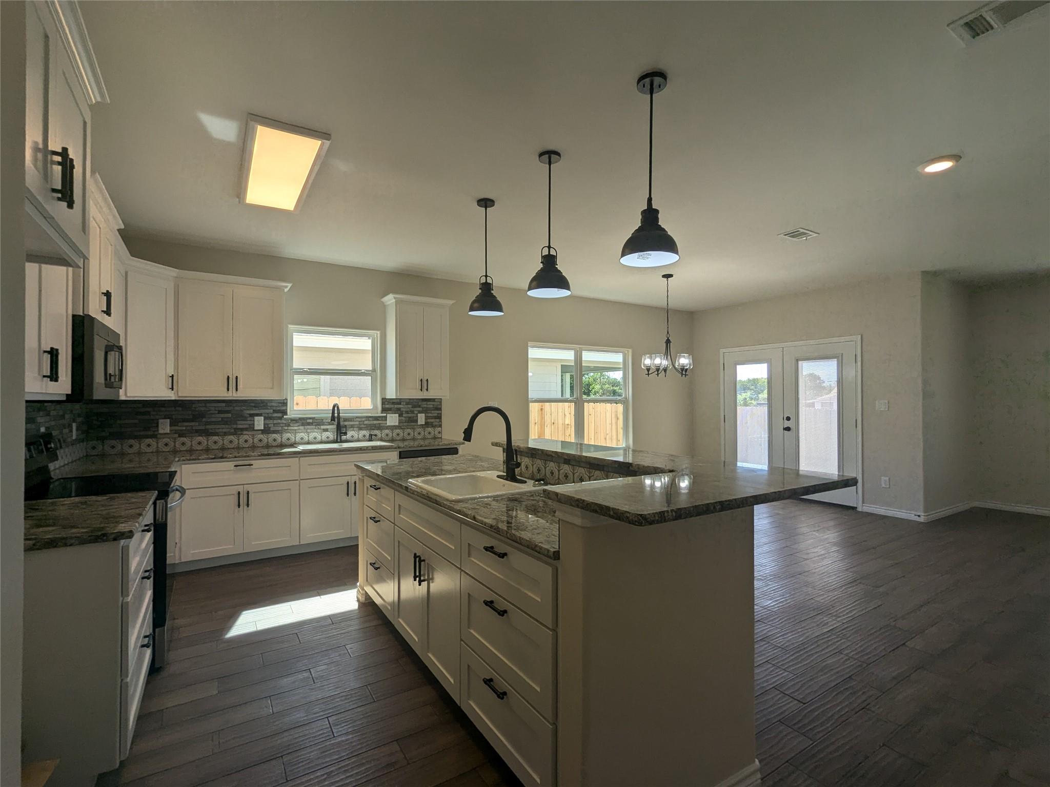 1704 E Avenue G Property Photo 8