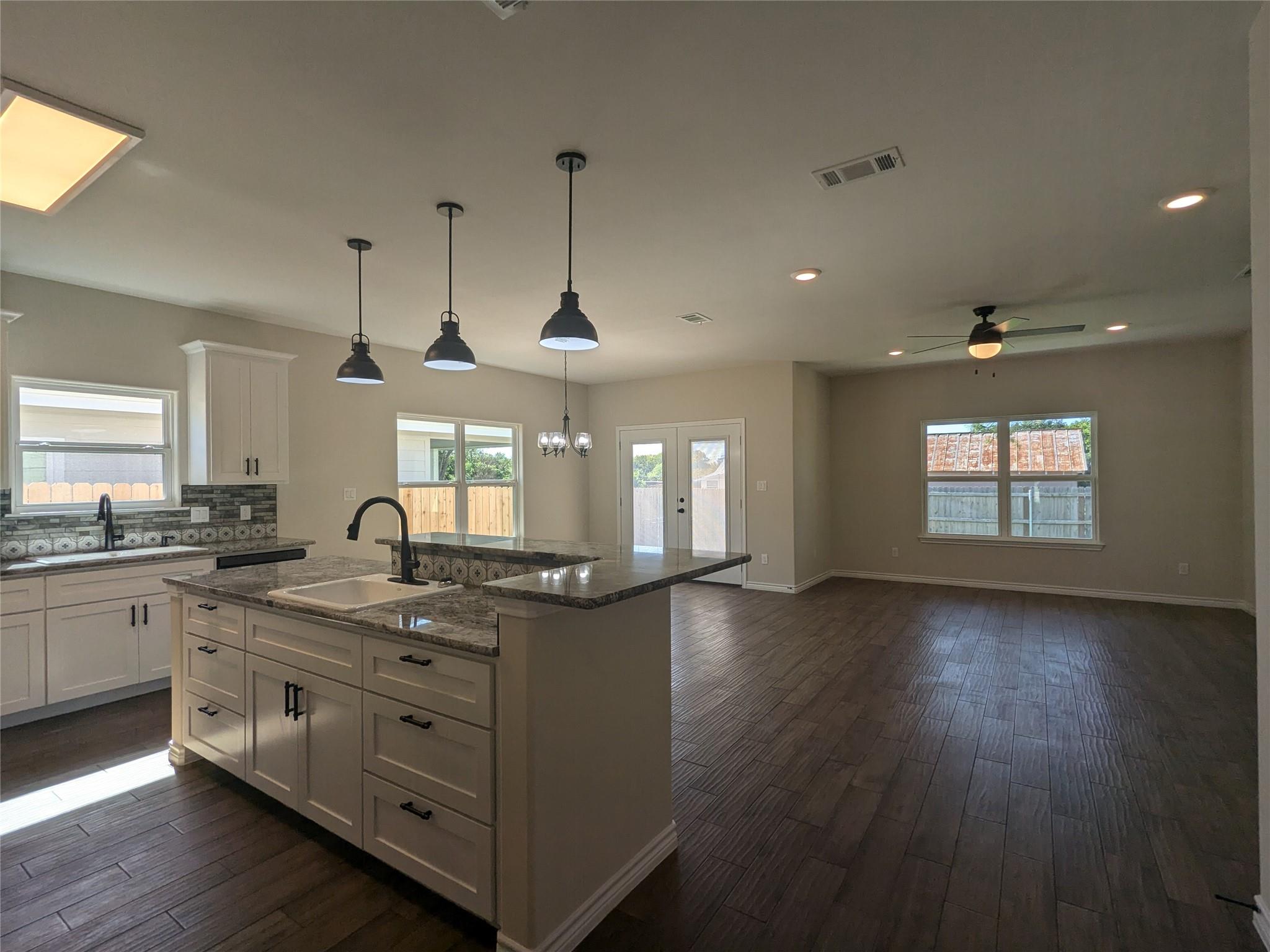 1704 E Avenue G Property Photo 9