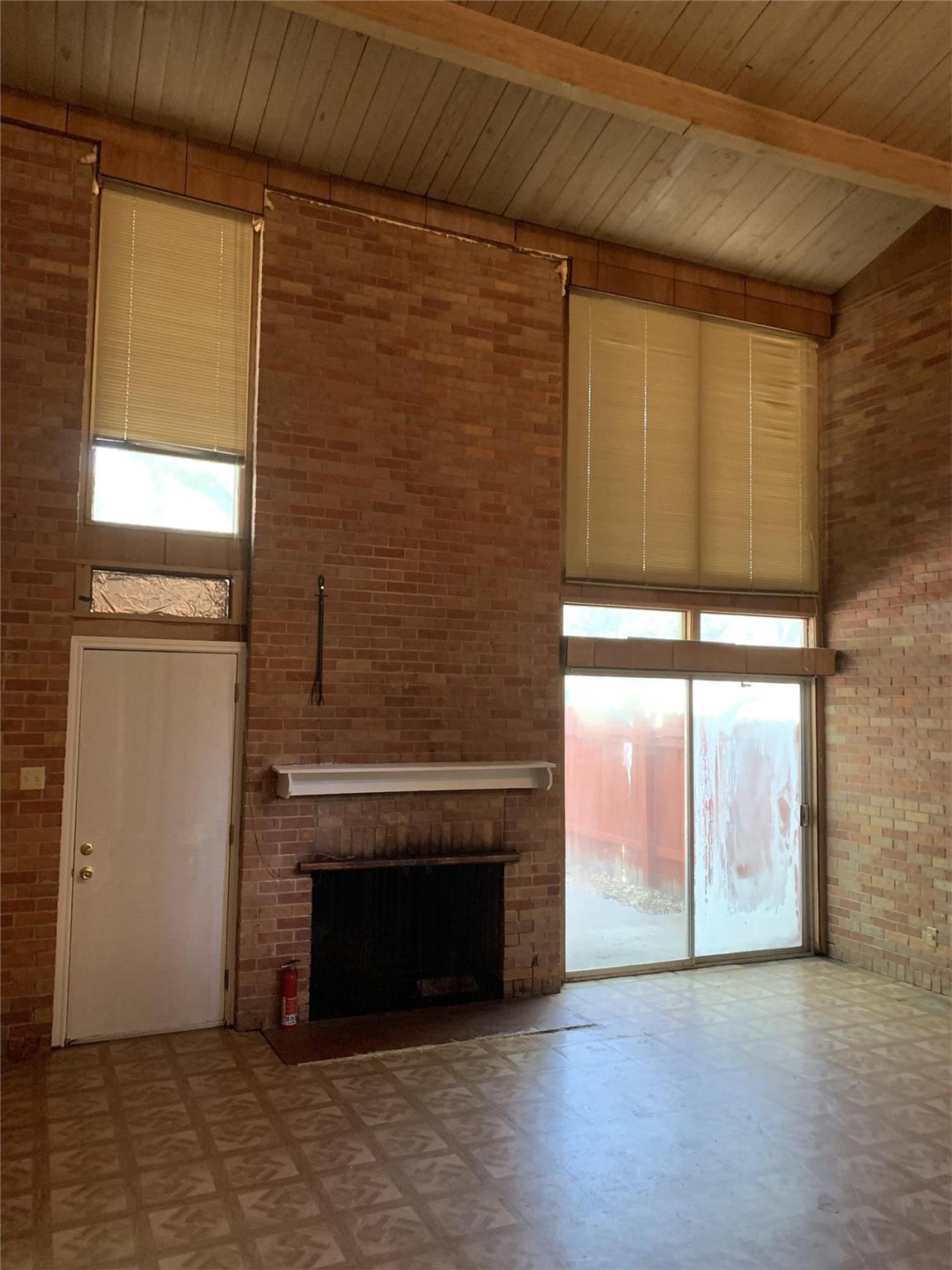 1012 Bois Darc St Property Photo 2