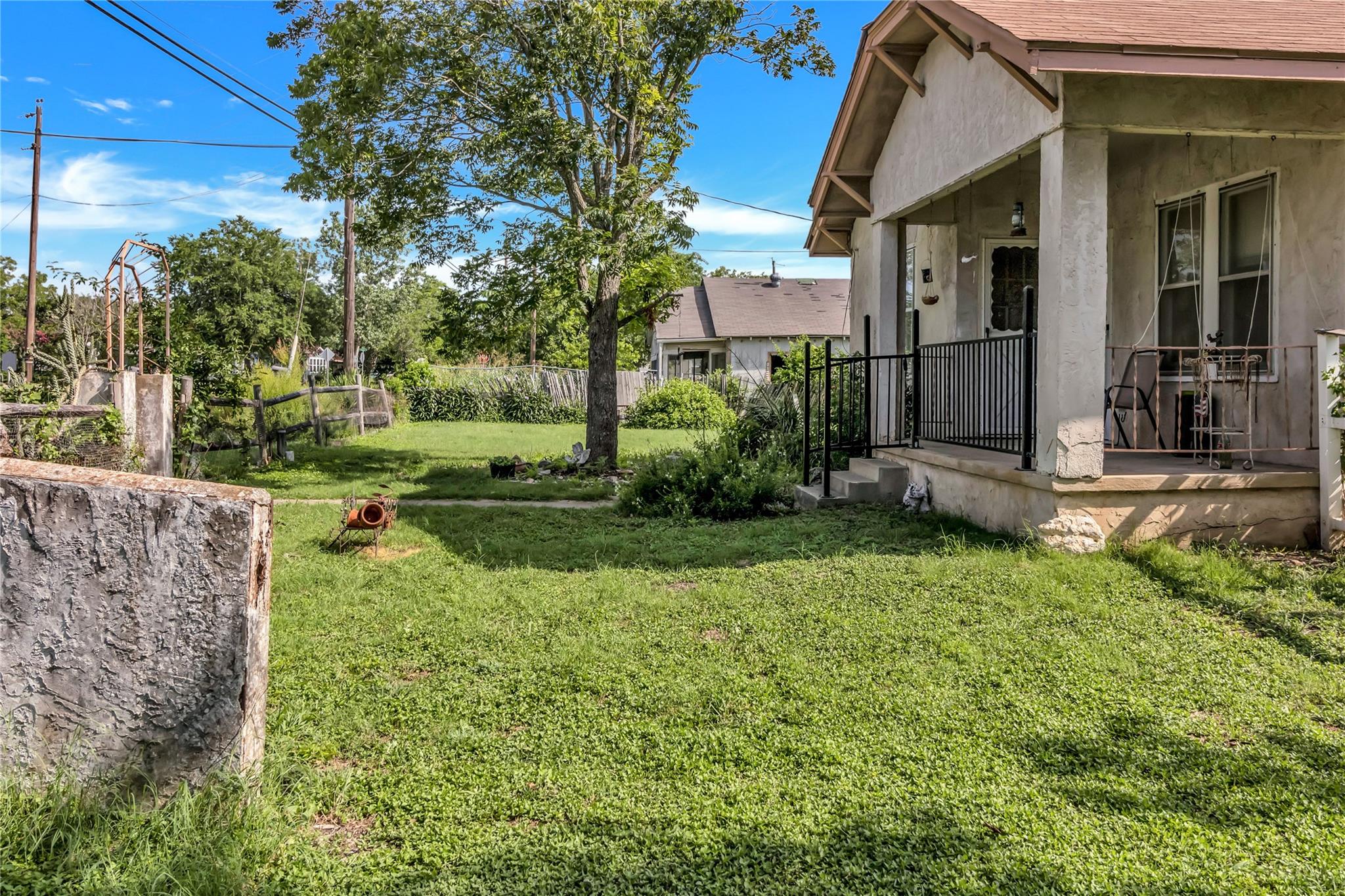 401 S Love Ave Property Photo 4