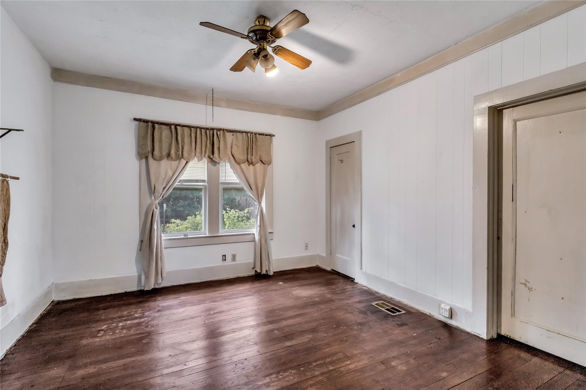 401 S Love Ave Property Photo 17