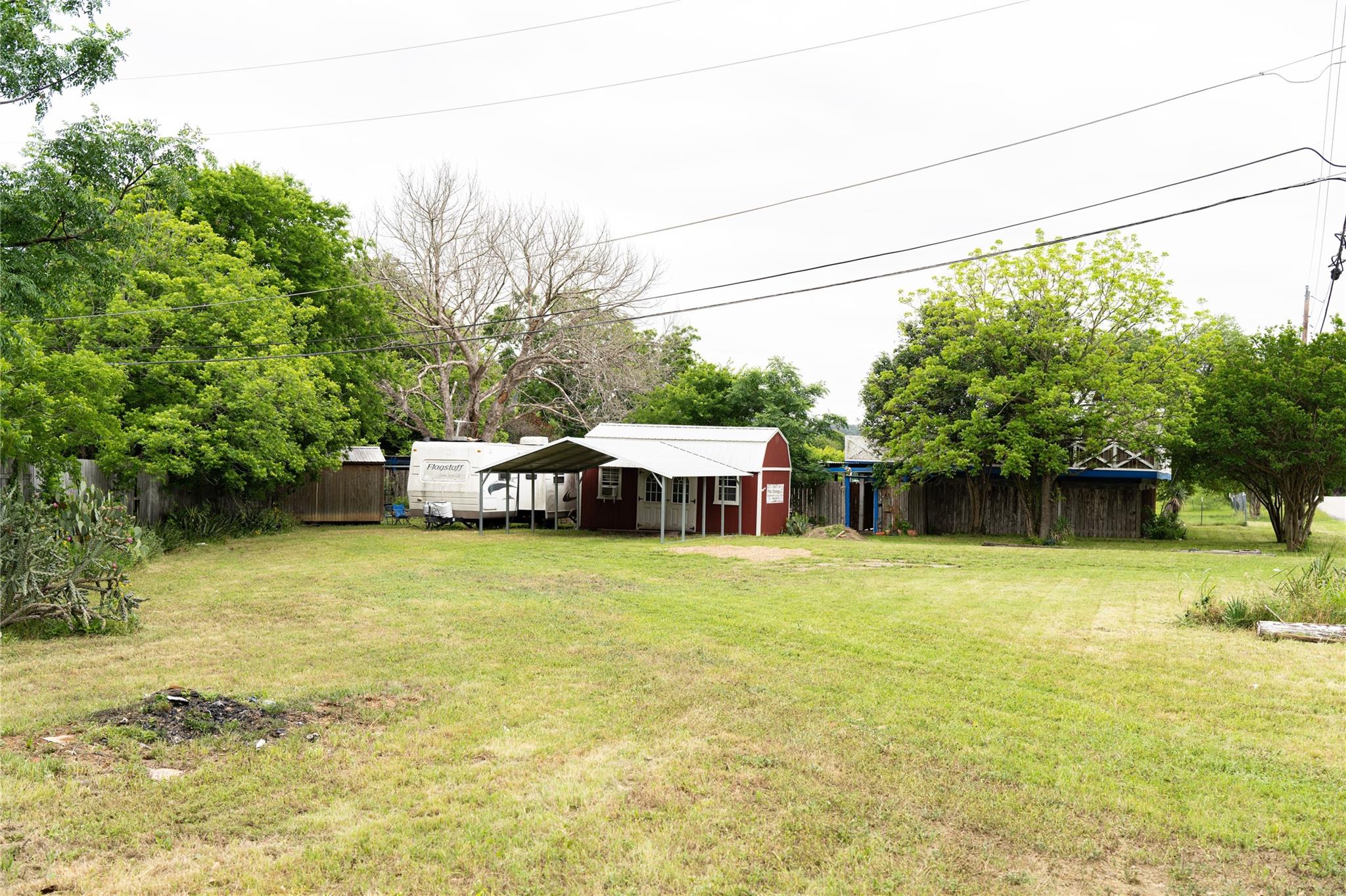 201 Oak Dr Property Photo 2