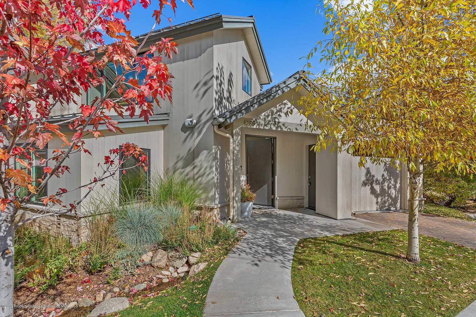 1098 E Waters Avenue Property Photo 45