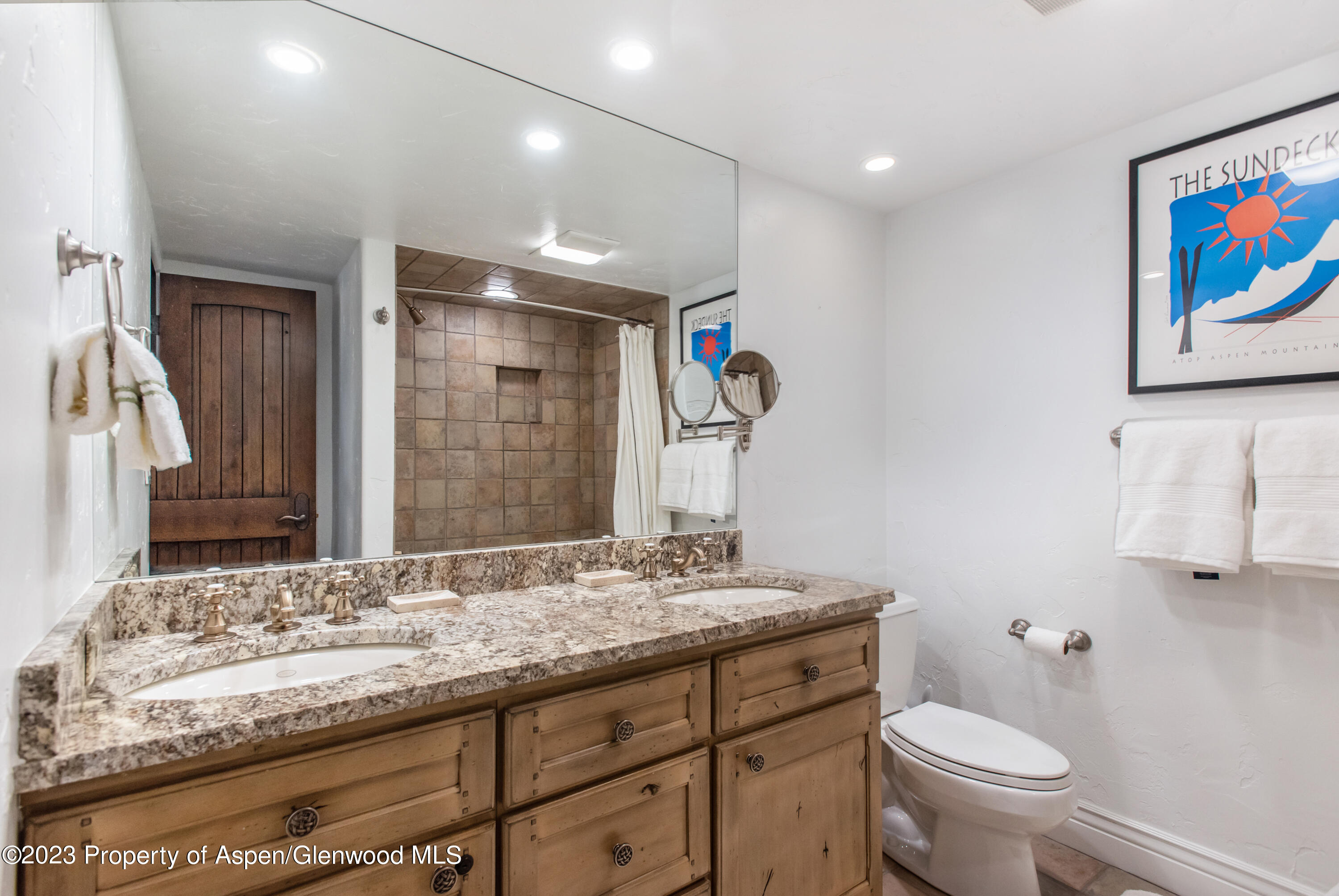 1039 E Cooper Avenue, 9 Property Photo 6