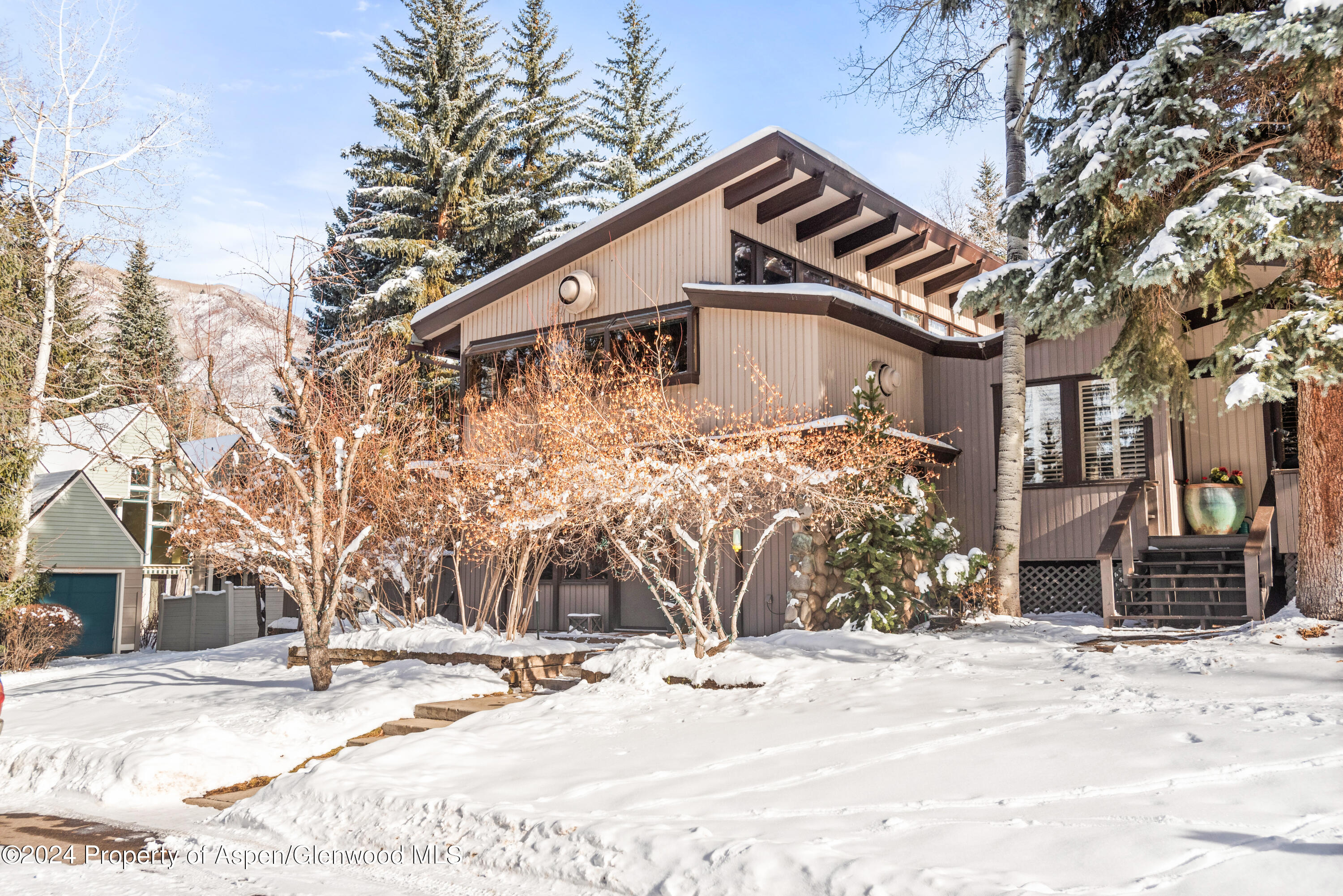 540 W Smuggler Street, B Property Photo 1