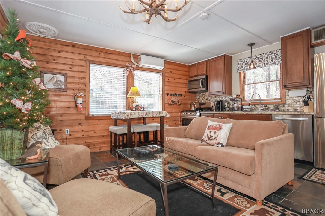 39016 1/2 Robin Road Property Photo 4