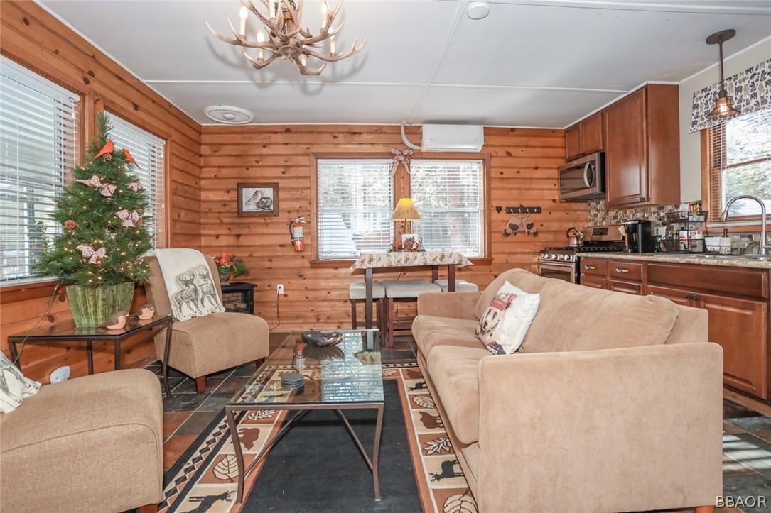 39016 1/2 Robin Road Property Photo 5
