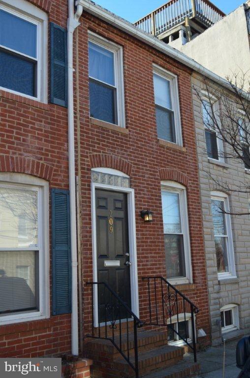 209 E Cross St Property Photo 1