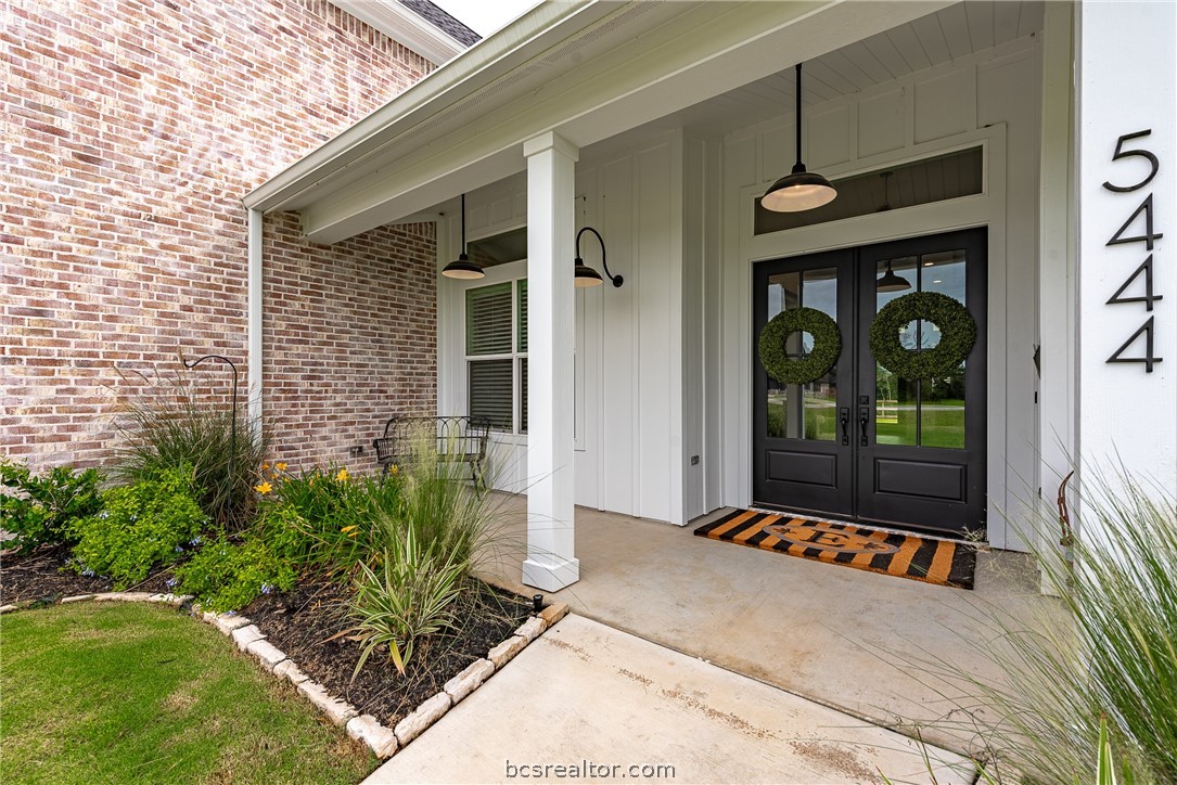 5444 Legend Oaks Court Property Photo 3