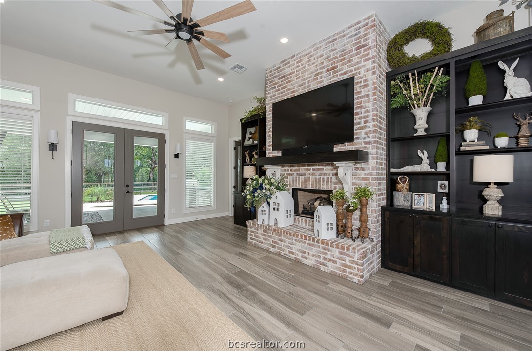 5444 Legend Oaks Court Property Photo 8