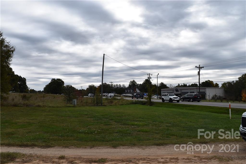 768 River Highway Property Photo