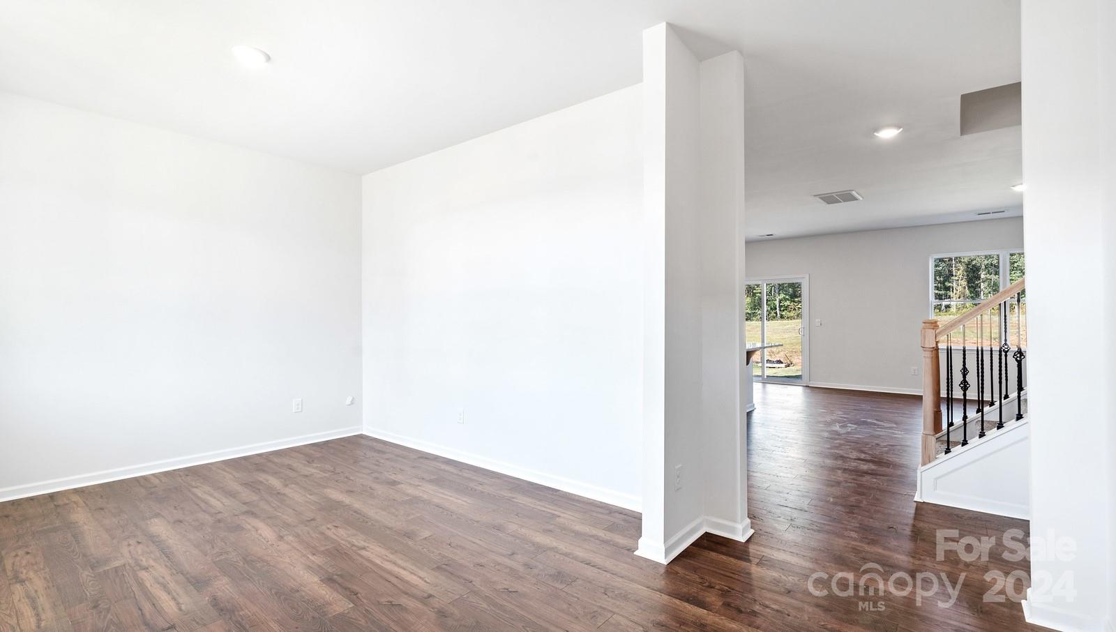 572 Country Oak Drive Property Photo 5