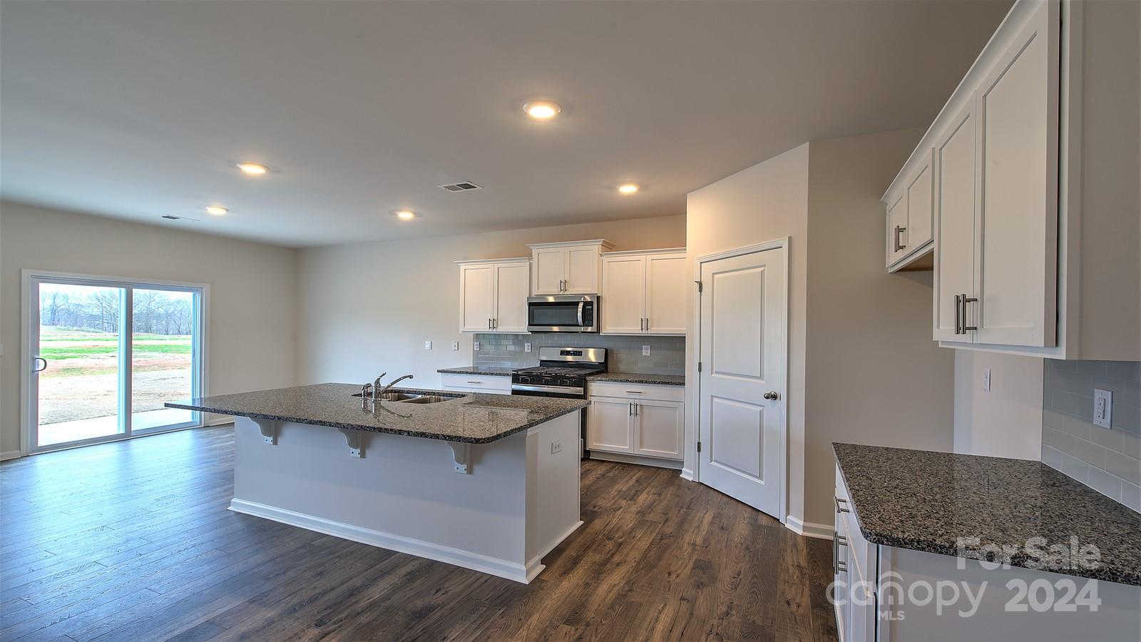 572 Country Oak Drive Property Photo 8
