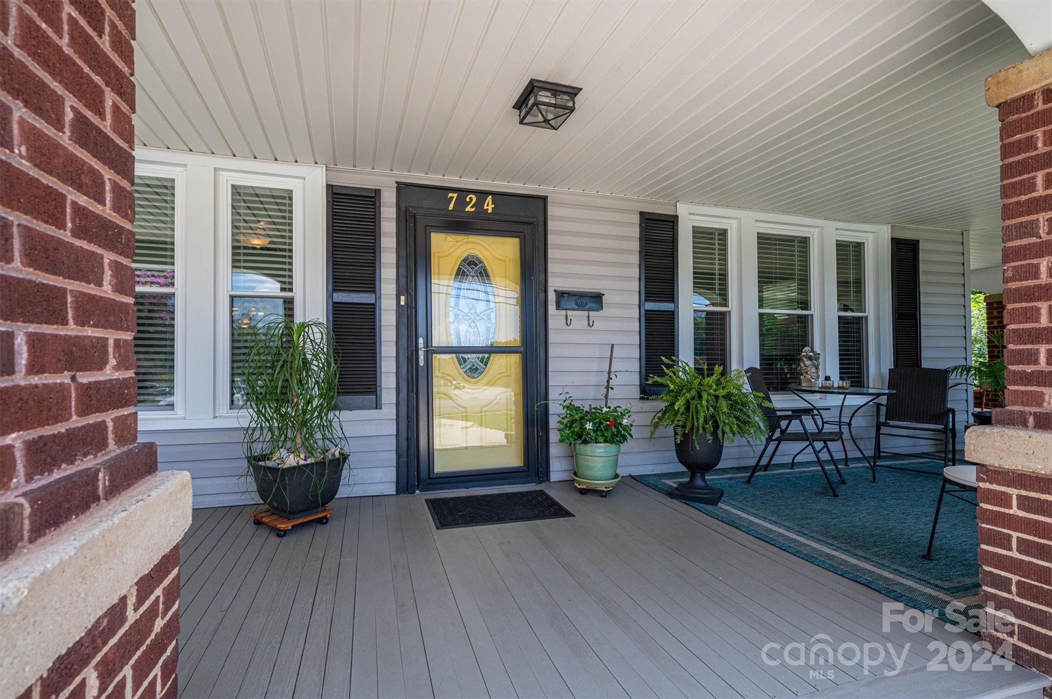 724 N Aspen Street Property Photo 4