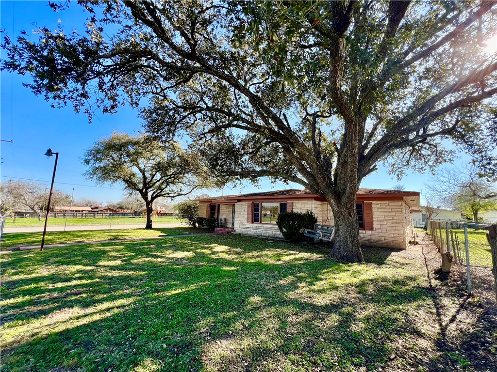 520 E Mesquite St Property Photo 1