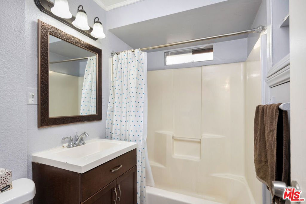 6021 Romaine Street Property Photo 7