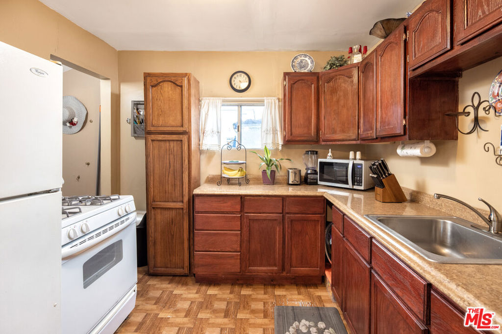 6021 Romaine Street Property Photo 16